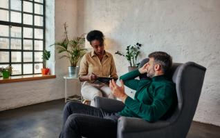Beratungsgespräch zwischen zwei Personen in hellen Sesseln als Anwendungsfeld für psychologisches Wissen ohne Psychologiestudium