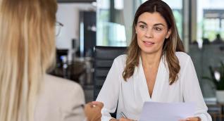 Gespräch in der Personalpsychologie nach erfolgreicher Weiterbildung in Personalpsychologie