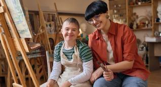 Pädagogin und Junge im Kunstatelier, Weiterbildung Grundlagen Sozialpädagogik